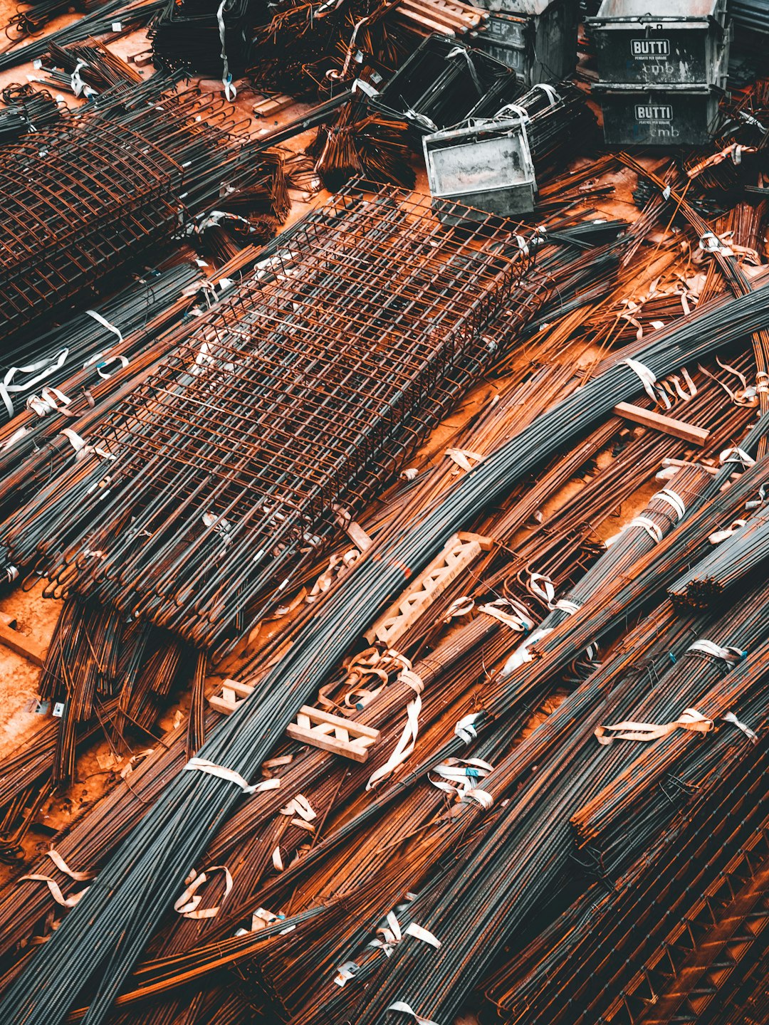 Comparing Concrete Formwork Plywood to Other Construction Materials